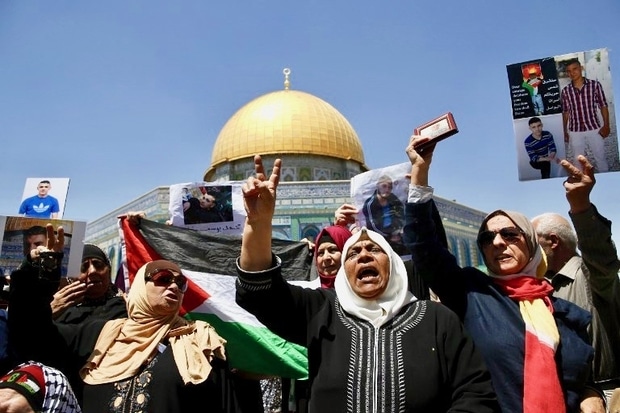 Families of Palestinians imprisoned in Israeli jails demonstrate outside the Dome of the Rock at the Al-Aqsa mosque compound in Jerusalem's Old City on April 28, 2017.
Palestinian officials say some 1,500 prisoners are participating in the hunger strike that began on April 17, with detainees ingesting only water and salt. / AFP PHOTO / AHMAD GHARABLI
