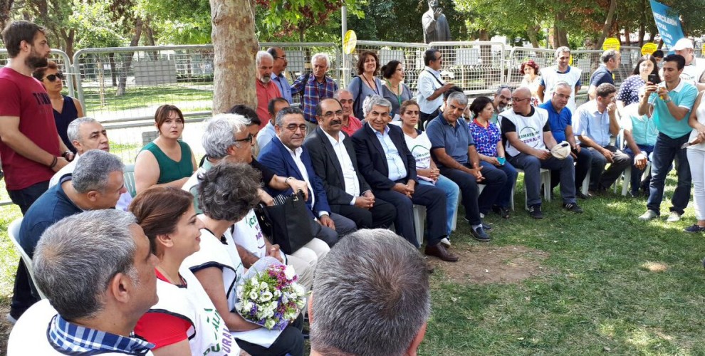 İHD: HDP'nin nöbeti engelleniyor; kamuoyu tutum almalı