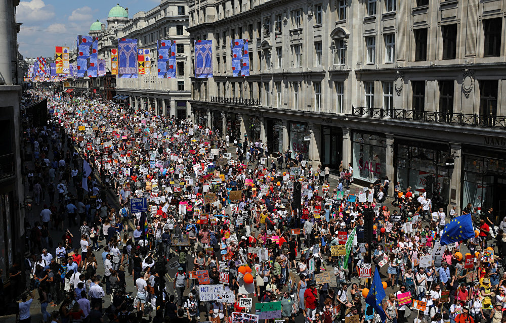 Trump'ı Londra'da on binlerce kişi protesto etti
