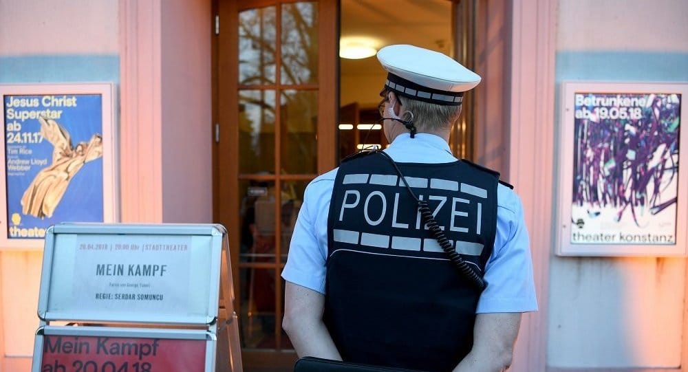Almanya'da Nazi selamı veren iki ırkçı polis açığa alındı