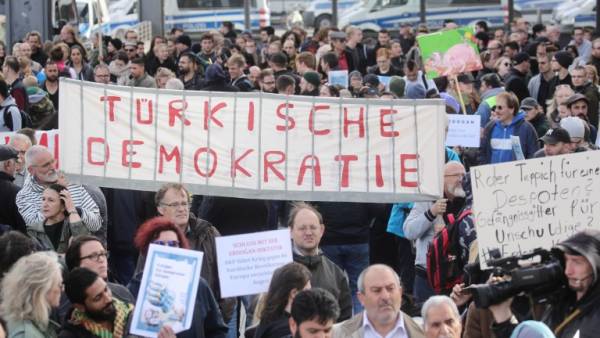 Berlin’de kitlesel ‘Erdoğan’ı istemiyoruz’ eylemi