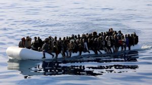 Libya açıklarında göçmen botu battı: En az 100 ölü