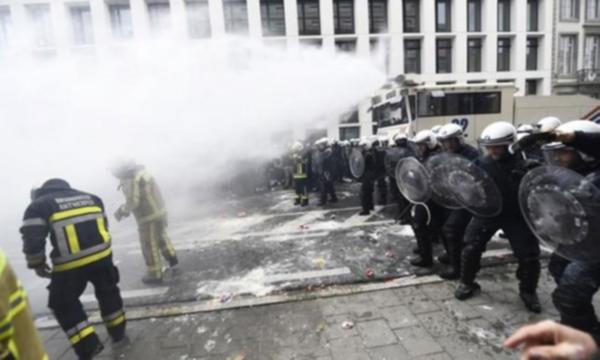 Belçika’da gösteri: itfaiyeciler polisle çatıştı