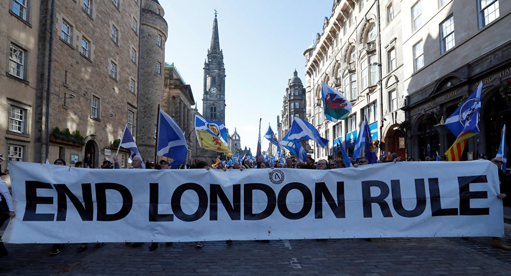 İskoçya'da binlerce kişi bağımsızlık için yürüdü