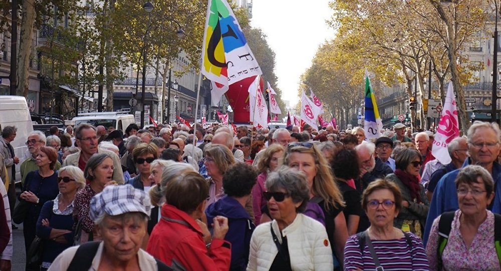 Fransa'da zorunlu kesintilere karşı çıkan emekliler eylem yaptı