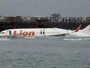 Endonezya’da 188 kişi taşıyan yolcu uçağı denize düştü