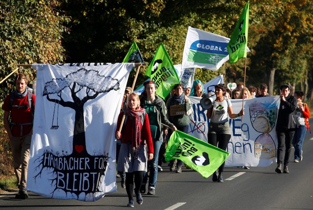 Almanya'da 50 bin kişiden Hambach Ormanı'nı koruma eylemi