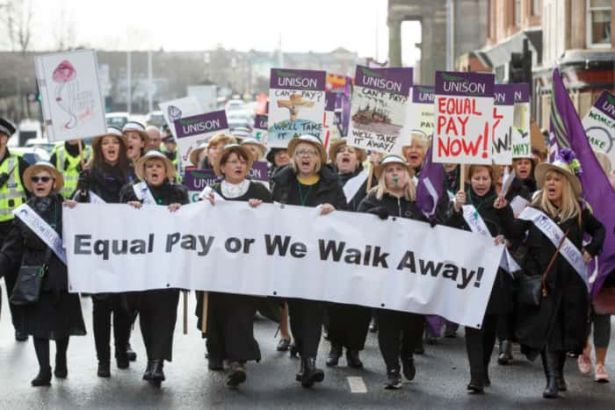 İskoçya Glasgow’lu binlerce kadın greve gidiyor