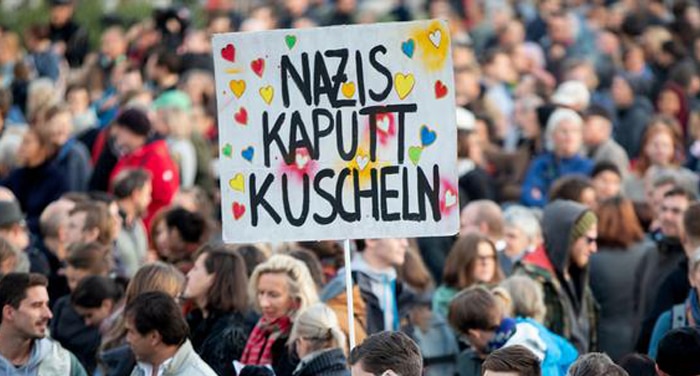 Avusturya'da hükümete karşı binler sokakta