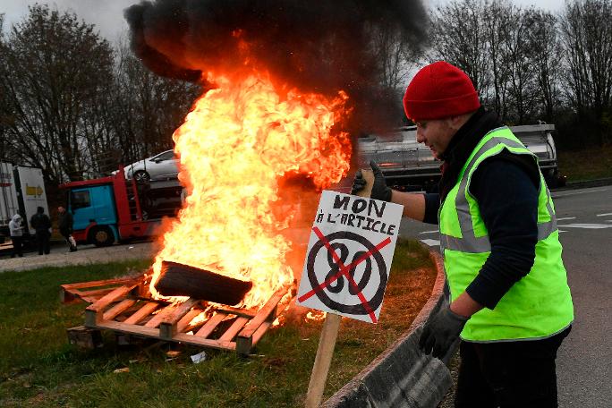 Fransa`da petrol fiyatlarına öfke: Halk sokakta