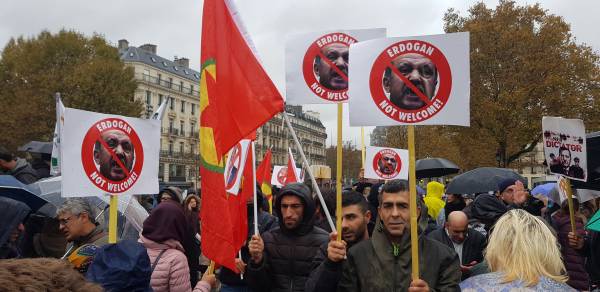 Paris’de binlerce kişi Erdoğan ve Trump’u protesto etti