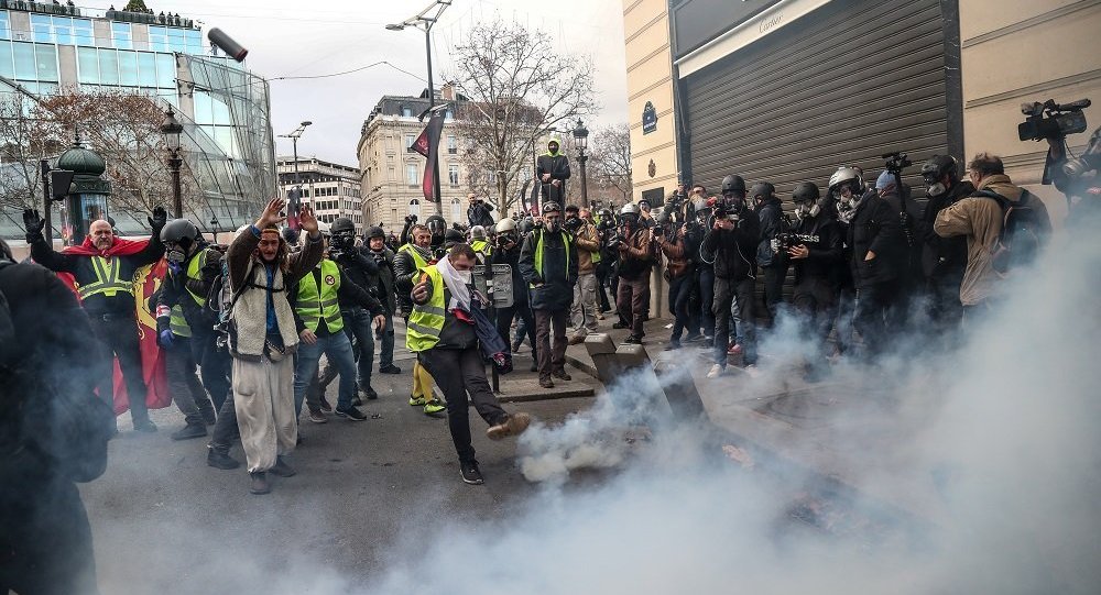 Paris'te Sarı Yelekler sokakta: 481 kişi gözaltına alındı