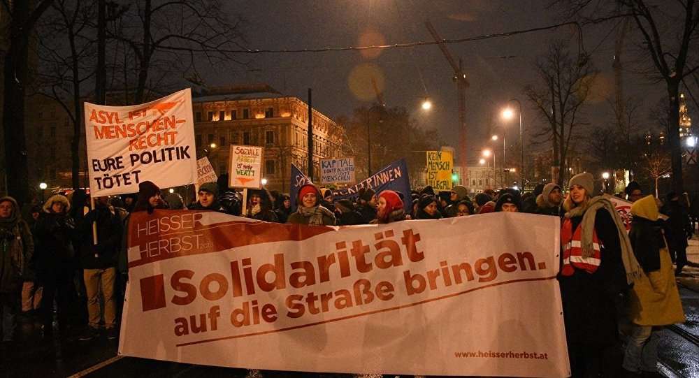 Avusturya’da 50 bin kişi faşist hükümeti protesto etti