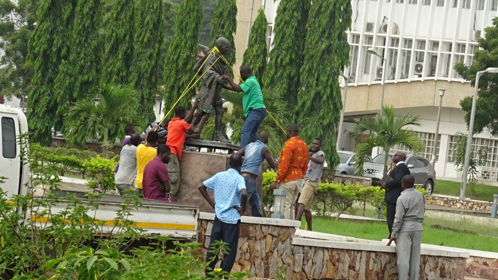 Gana Irkçılıkla suçladığı Gandhi heykelini kaldırdı