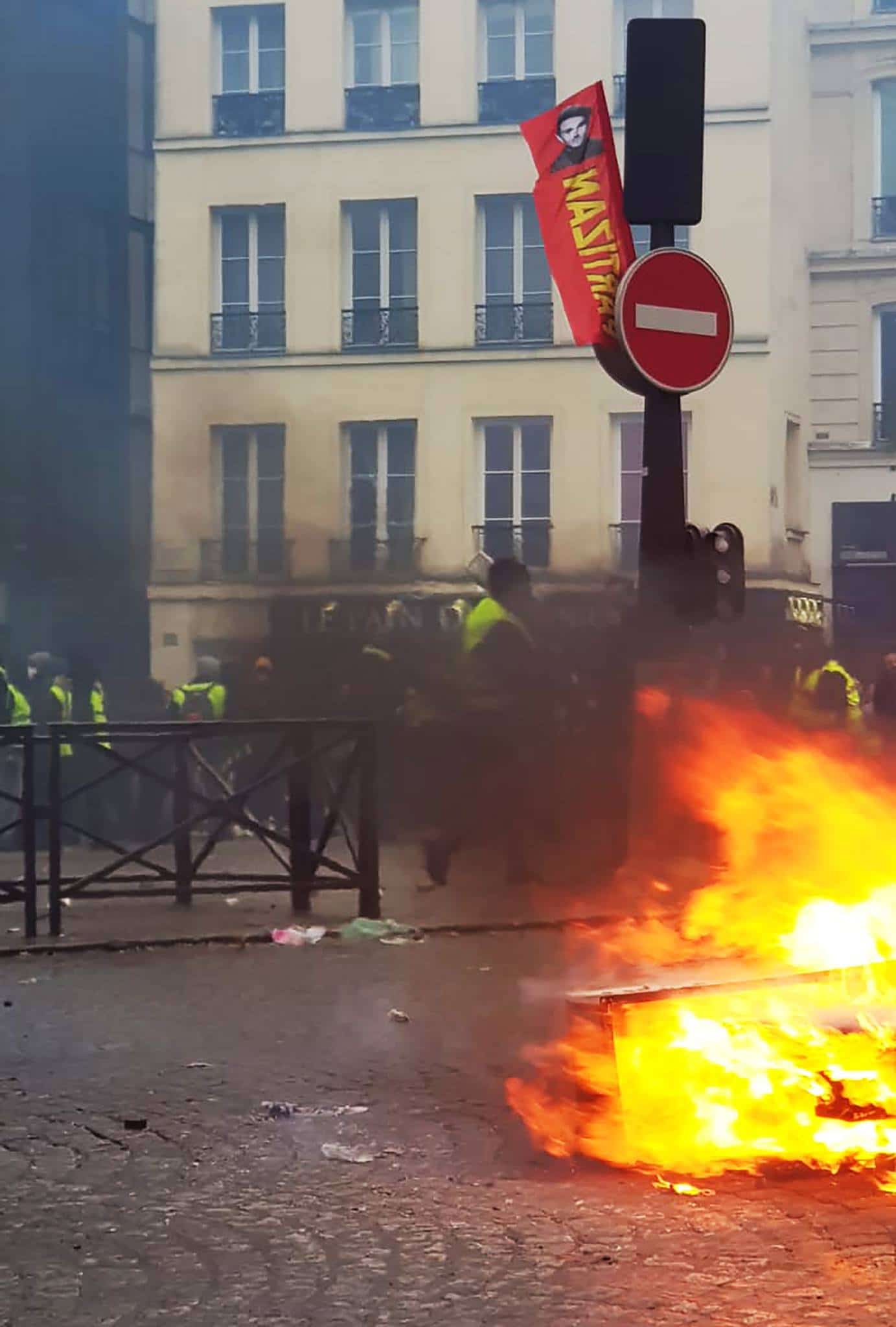 Fransa’da Sarı Yelekliler gündem olmaya devam ediyor : zamlar askıda!