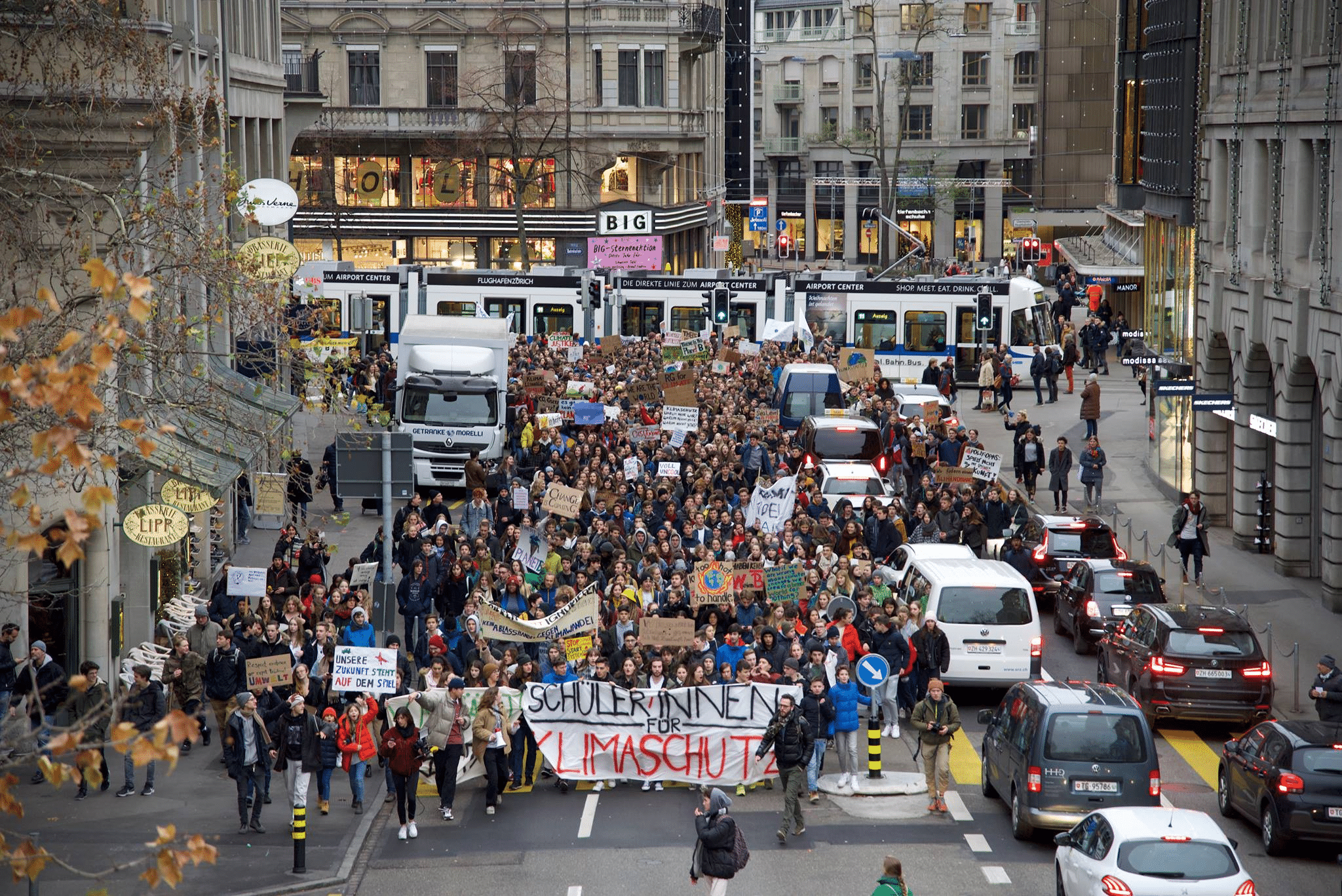 İsviçre'de dünyadaki iklim değişikliğine dikkat çekmek için öğrenciler sokağa iniyor