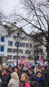 İsviçre Zürih`te kadınlar sokakları zapt etti